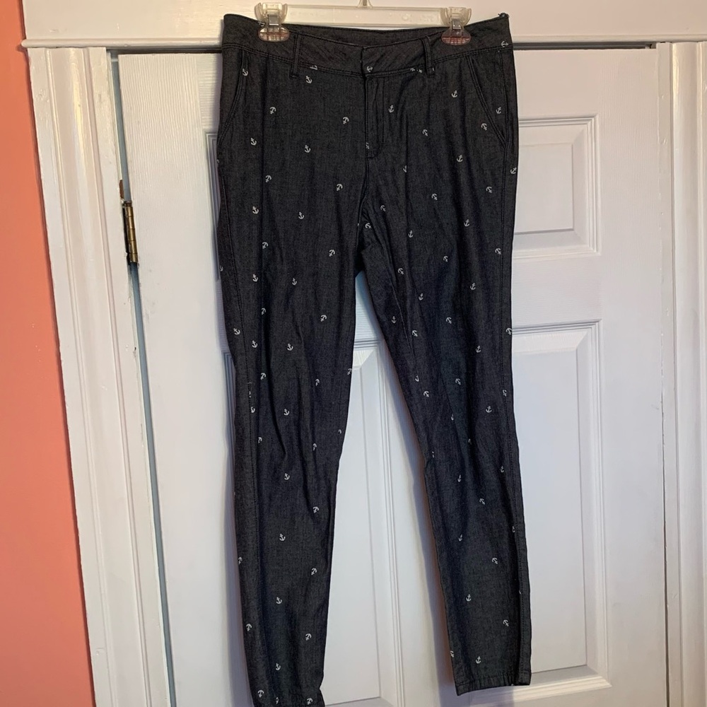 Liz Claiborne Black Ankle Cropped Pants with Small White Anchor Print